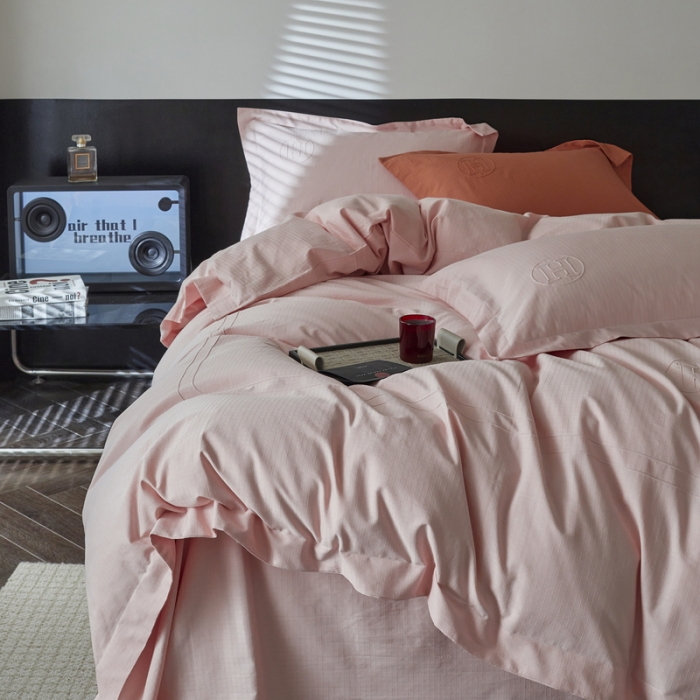 91家纺网 家纺一手货源 找家纺 艾莱家纺 2023新款A类长绒棉水洗80提花埋线工艺款四件套艾华仕裸粉