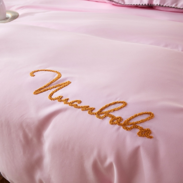 91家纺网 家纺一手货源 找家纺 啊雅 2025新款A类水洗棉贝壳边毛巾绣四件套 时尚粉