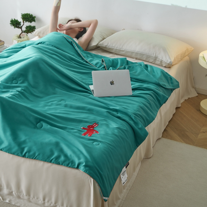 91家纺网 家纺一手货源 找家纺 莱福仕 2024新款莫代尔卡通刺绣夏被 墩墩兔-星辰豆绿