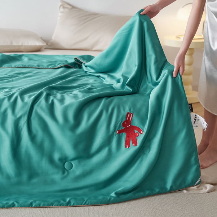 91家纺网 家纺一手货源 找家纺 莱福仕 2024新款莫代尔卡通刺绣夏被 墩墩兔-星辰豆绿