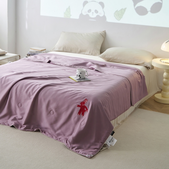 91家纺网 家纺一手货源 找家纺 莱福仕 2024新款莫代尔卡通刺绣夏被 墩墩兔-玉颜紫粉