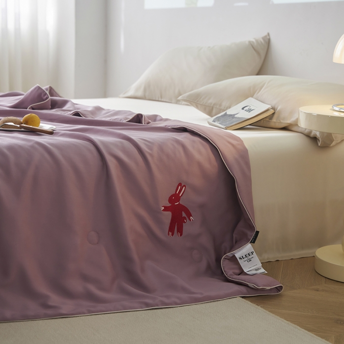 91家纺网 家纺一手货源 找家纺 莱福仕 2024新款莫代尔卡通刺绣夏被 墩墩兔-玉颜紫粉