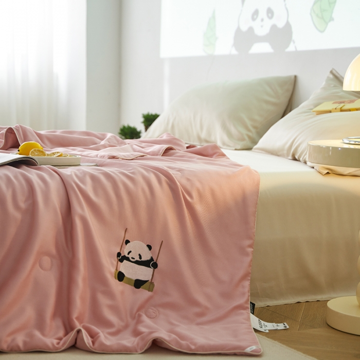 91家纺网 家纺一手货源 找家纺 莱福仕 2024新款莫代尔卡通刺绣夏被 萌宝-奶油粉