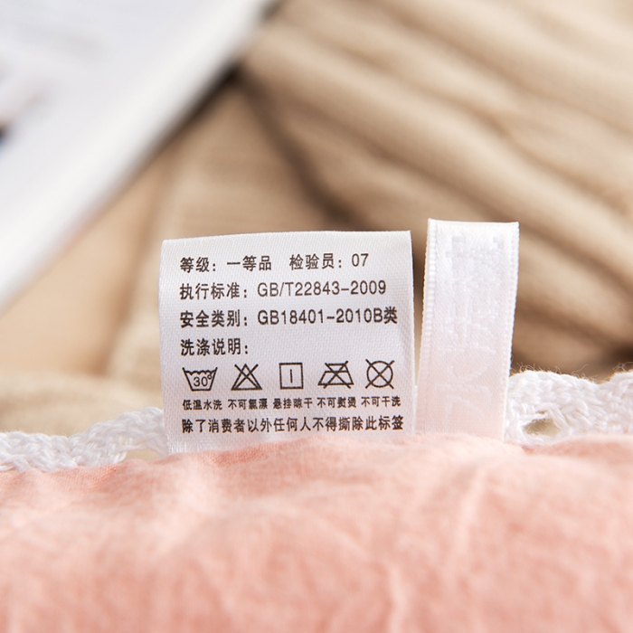 91家纺网 家纺一手货源 找家纺 新款新款梭织儿童枕枕芯 红白条荞麦芯 红白条羽丝芯—40*60cm