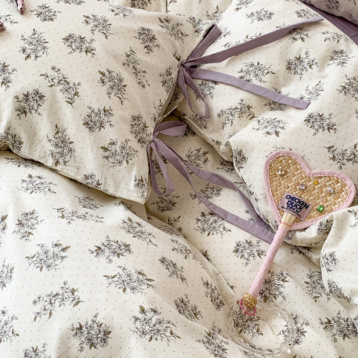 91家纺网 家纺一手货源 找家纺 昔可家纺 2023新款全棉蝴蝶结枕套普通款四件套 绿茵河畔