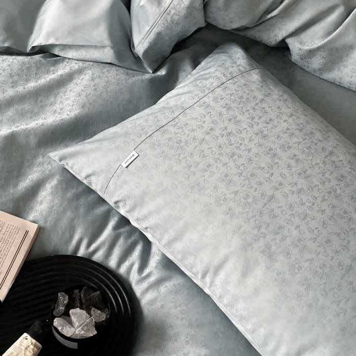 91家纺网 家纺一手货源 找家纺 梦享生活家居 2023新款全棉100支贡缎提花系列四件套 唯美之歌-浅兰
