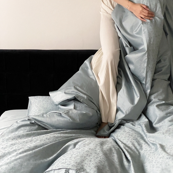 91家纺网 家纺一手货源 找家纺 梦享生活家居 2023新款全棉100支贡缎提花系列四件套 唯美之歌-浅兰