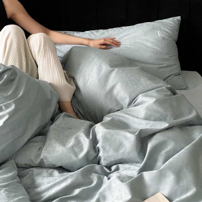 91家纺网 家纺一手货源 找家纺 梦享生活家居 2023新款全棉100支贡缎提花系列四件套 唯美之歌-浅兰