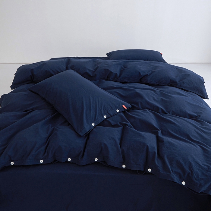 91家纺网 家纺一手货源 找家纺 安莱生活 2023年水洗棉全棉色经色纬高支高密纽扣款工艺四件套 藏青