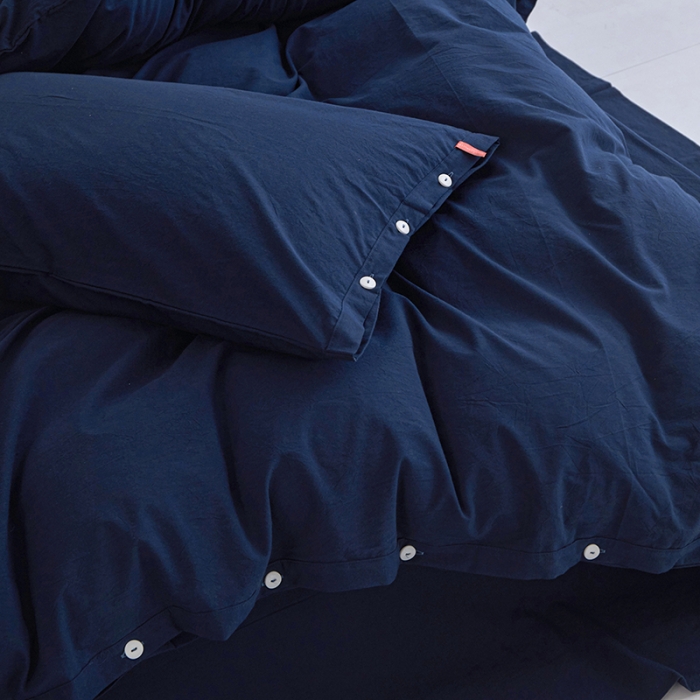 91家纺网 家纺一手货源 找家纺 安莱生活 2023年水洗棉全棉色经色纬高支高密纽扣款工艺四件套 藏青