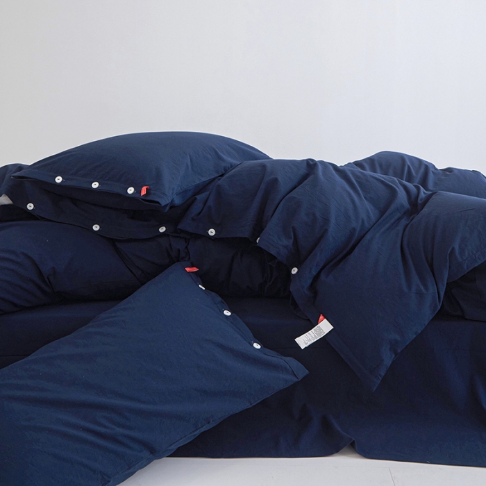 91家纺网 家纺一手货源 找家纺 安莱生活 2023年水洗棉全棉色经色纬高支高密纽扣款工艺四件套 藏青