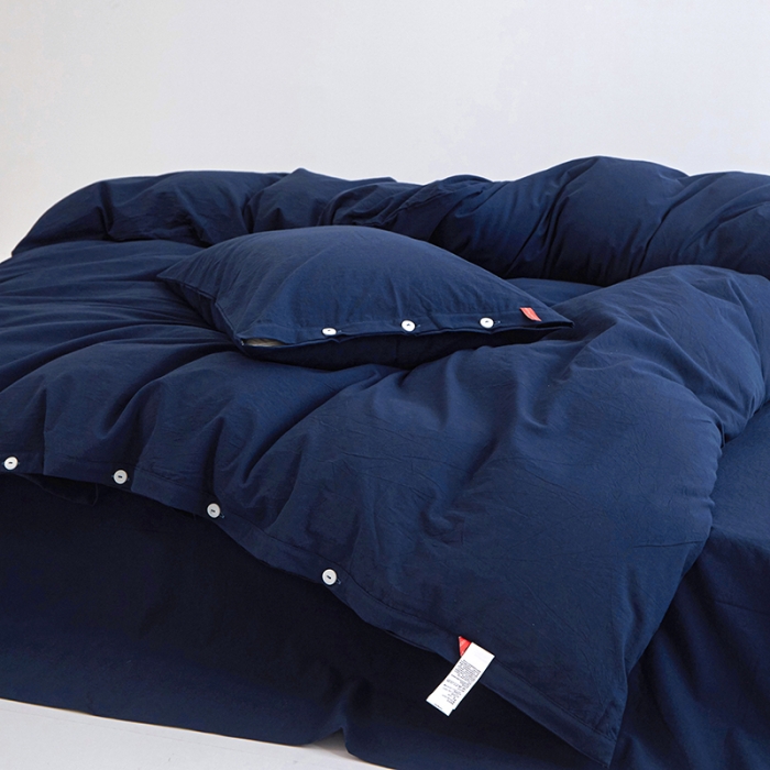 91家纺网 家纺一手货源 找家纺 安莱生活 2023年水洗棉全棉色经色纬高支高密纽扣款工艺四件套 藏青