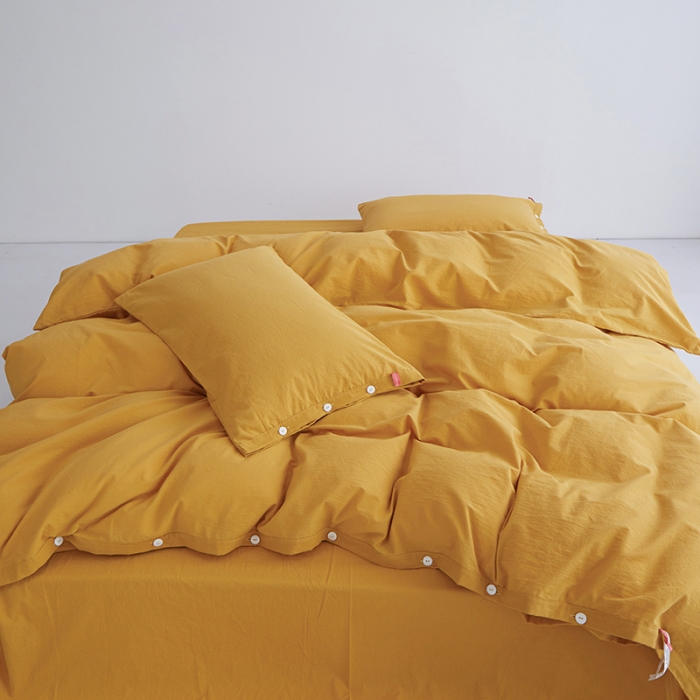 91家纺网 家纺一手货源 找家纺 安莱生活 2023年水洗棉全棉色经色纬高支高密纽扣款工艺四件套 姜黄