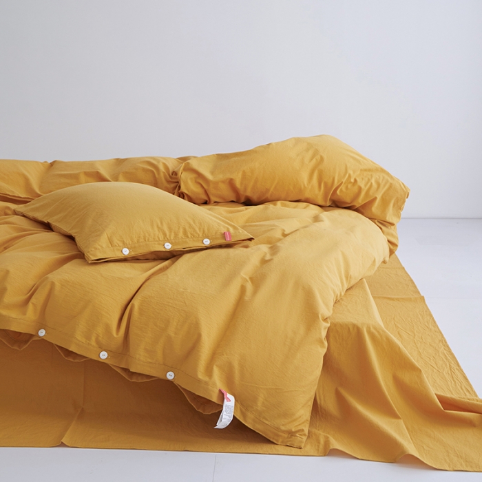 91家纺网 家纺一手货源 找家纺 安莱生活 2023年水洗棉全棉色经色纬高支高密纽扣款工艺四件套 姜黄