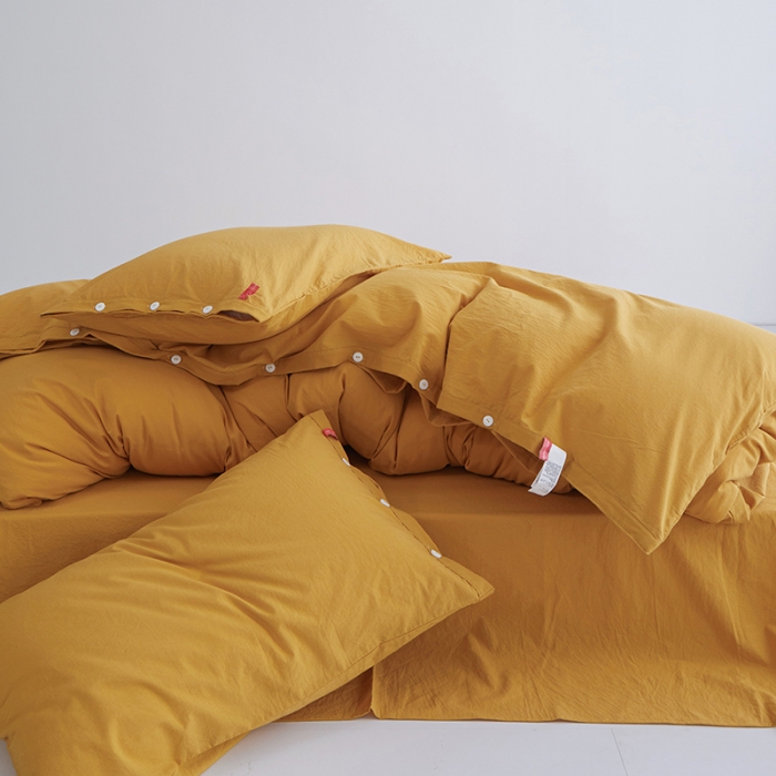 91家纺网 家纺一手货源 找家纺 安莱生活 2023年水洗棉全棉色经色纬高支高密纽扣款工艺四件套 姜黄