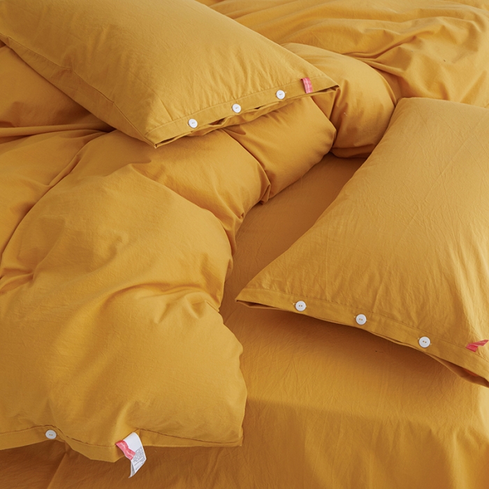 91家纺网 家纺一手货源 找家纺 安莱生活 2023年水洗棉全棉色经色纬高支高密纽扣款工艺四件套 姜黄