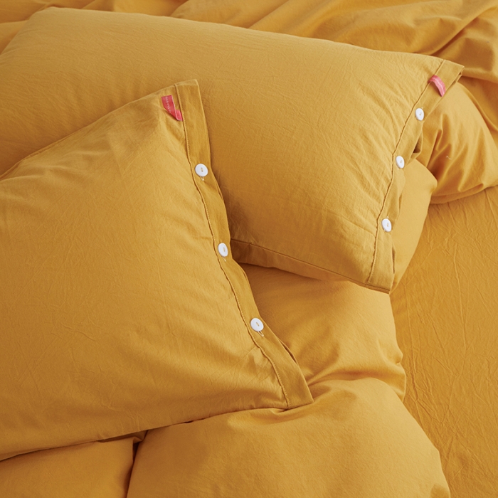 91家纺网 家纺一手货源 找家纺 安莱生活 2023年水洗棉全棉色经色纬高支高密纽扣款工艺四件套 姜黄