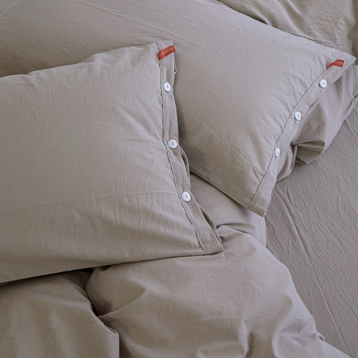 91家纺网 家纺一手货源 找家纺 安莱生活 2023年水洗棉全棉色经色纬高支高密纽扣款工艺四件套 卡其