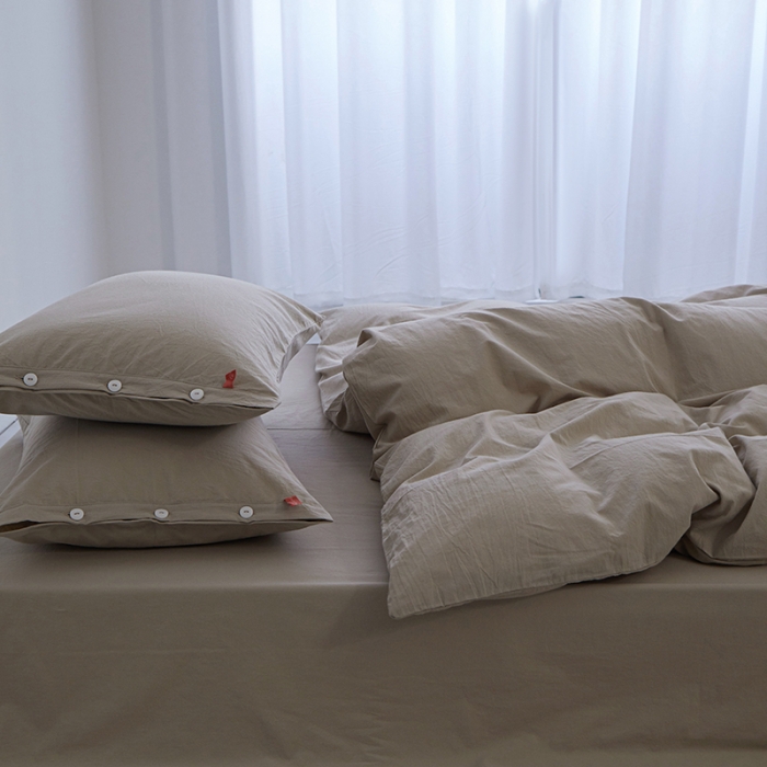 91家纺网 家纺一手货源 找家纺 安莱生活 2023年水洗棉全棉色经色纬高支高密纽扣款工艺四件套 卡其