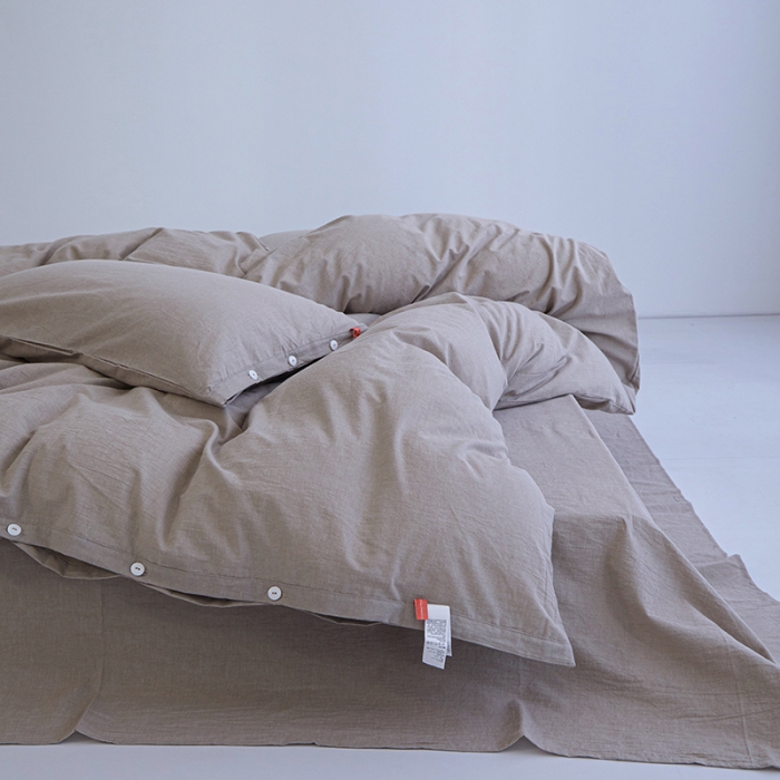 91家纺网 家纺一手货源 找家纺 安莱生活 2023年水洗棉全棉色经色纬高支高密纽扣款工艺四件套 米驼