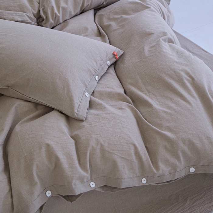 91家纺网 家纺一手货源 找家纺 安莱生活 2023年水洗棉全棉色经色纬高支高密纽扣款工艺四件套 米驼