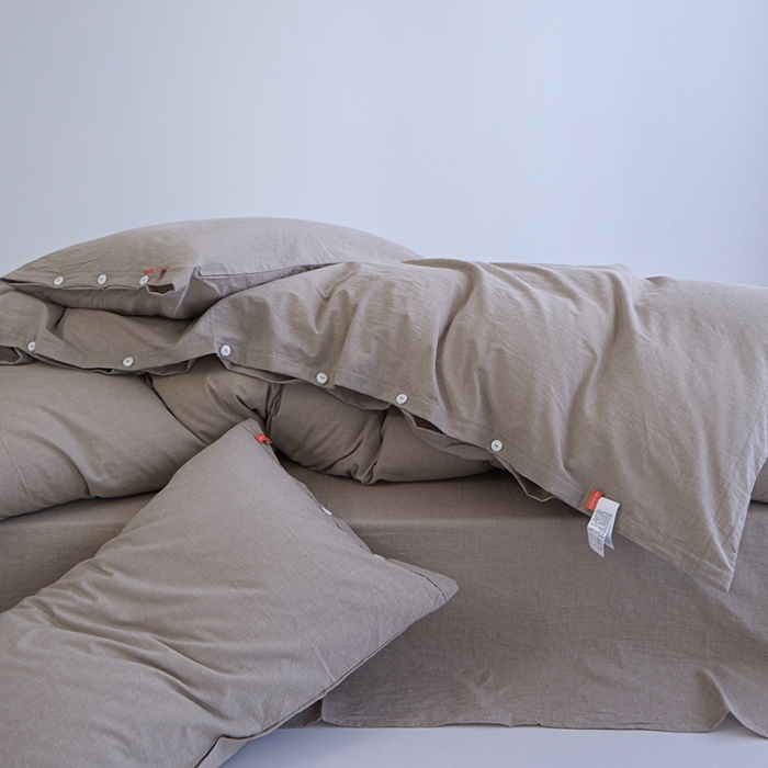 91家纺网 家纺一手货源 找家纺 安莱生活 2023年水洗棉全棉色经色纬高支高密纽扣款工艺四件套 米驼