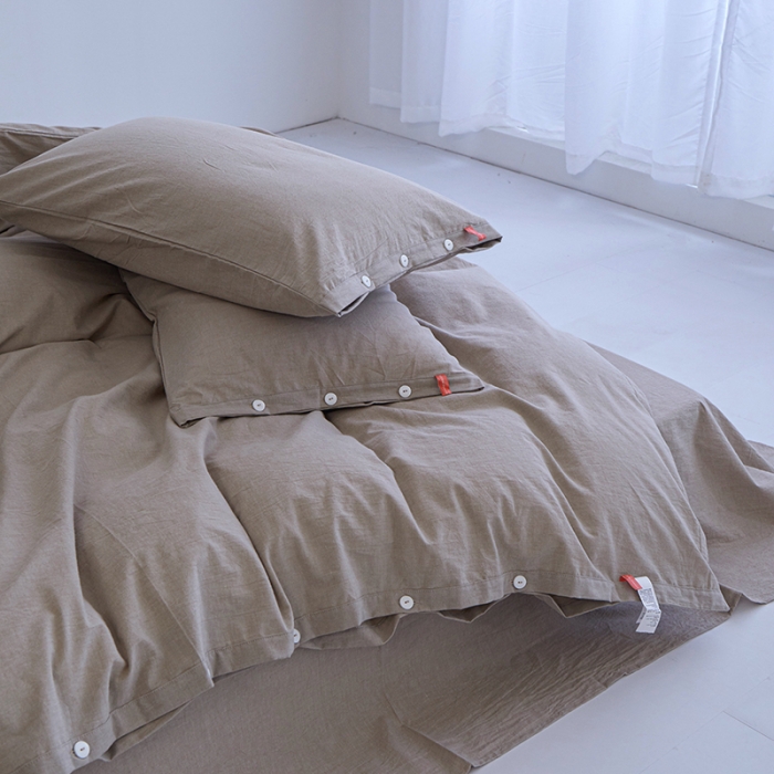 91家纺网 家纺一手货源 找家纺 安莱生活 2023年水洗棉全棉色经色纬高支高密纽扣款工艺四件套 米驼