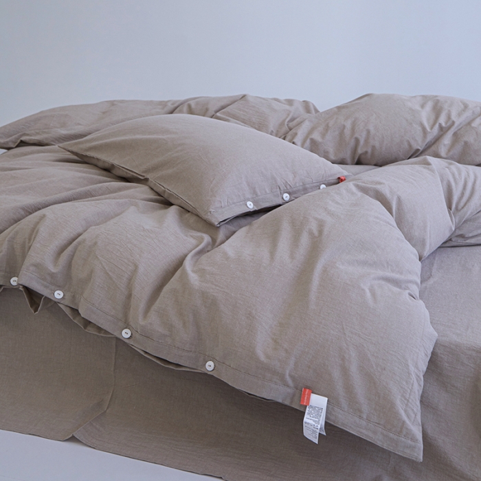 91家纺网 家纺一手货源 找家纺 安莱生活 2023年水洗棉全棉色经色纬高支高密纽扣款工艺四件套 米驼