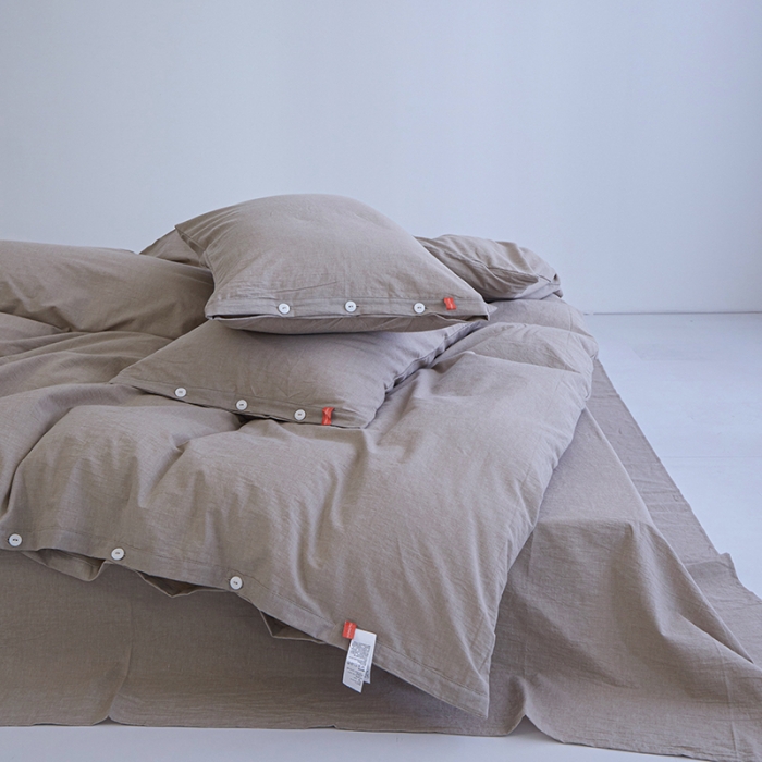 91家纺网 家纺一手货源 找家纺 安莱生活 2023年水洗棉全棉色经色纬高支高密纽扣款工艺四件套 米驼