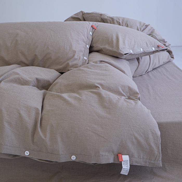 91家纺网 家纺一手货源 找家纺 安莱生活 2023年水洗棉全棉色经色纬高支高密纽扣款工艺四件套 米驼