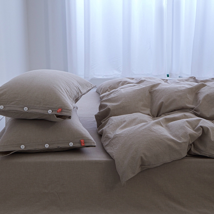 91家纺网 家纺一手货源 找家纺 安莱生活 2023年水洗棉全棉色经色纬高支高密纽扣款工艺四件套 米驼