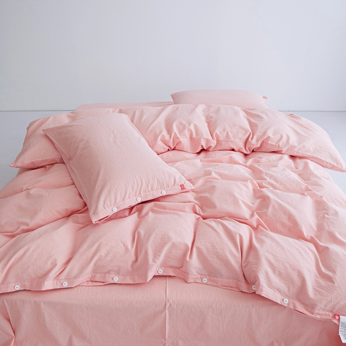 91家纺网 家纺一手货源 找家纺 安莱生活 2023年水洗棉全棉色经色纬高支高密纽扣款工艺四件套 嫩粉