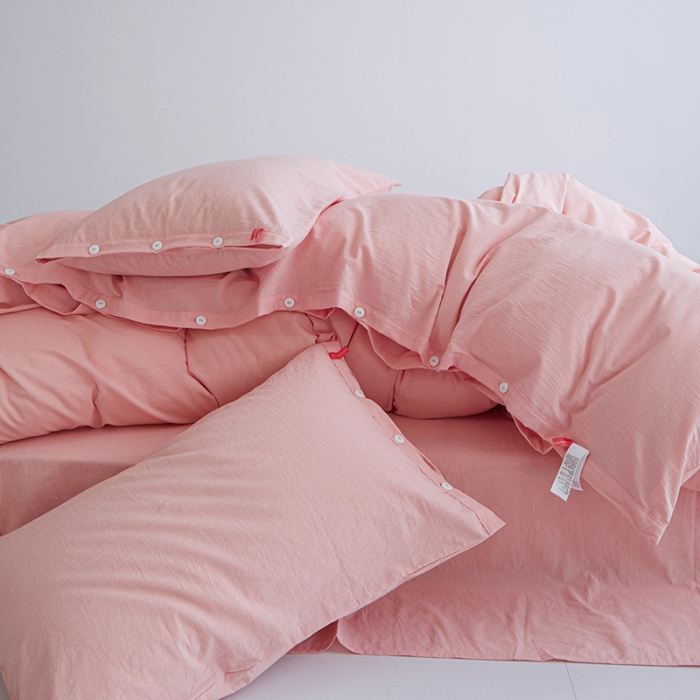 91家纺网 家纺一手货源 找家纺 安莱生活 2023年水洗棉全棉色经色纬高支高密纽扣款工艺四件套 嫩粉