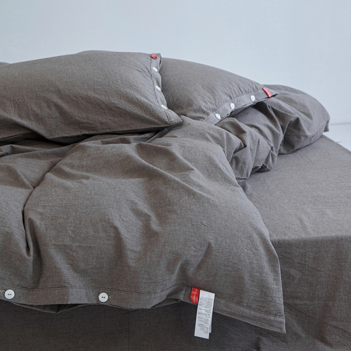 91家纺网 家纺一手货源 找家纺 安莱生活 2023年水洗棉全棉色经色纬高支高密纽扣款工艺四件套 浅咖