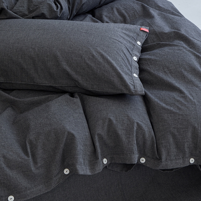 91家纺网 家纺一手货源 找家纺 安莱生活 2023年水洗棉全棉色经色纬高支高密纽扣款工艺四件套 深灰