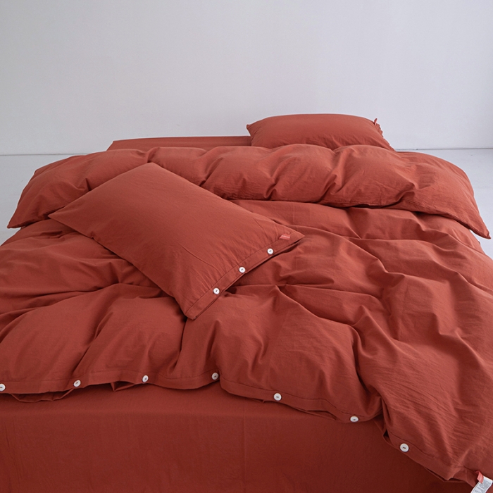 91家纺网 家纺一手货源 找家纺 安莱生活 2023年水洗棉全棉色经色纬高支高密纽扣款工艺四件套 砖红
