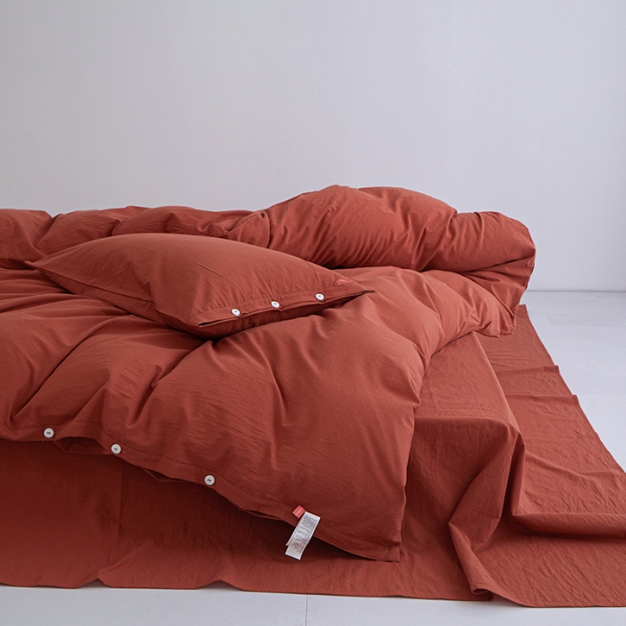 91家纺网 家纺一手货源 找家纺 安莱生活 2023年水洗棉全棉色经色纬高支高密纽扣款工艺四件套 砖红