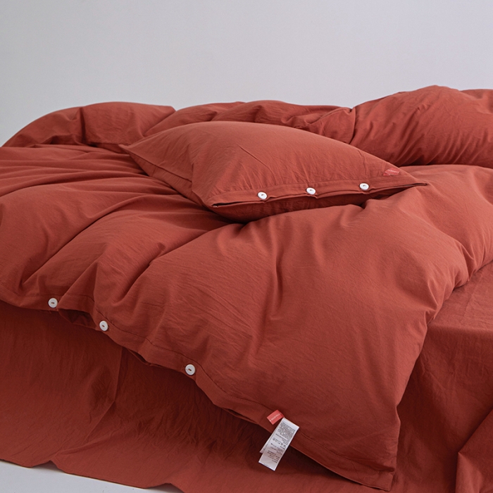 91家纺网 家纺一手货源 找家纺 安莱生活 2023年水洗棉全棉色经色纬高支高密纽扣款工艺四件套 砖红