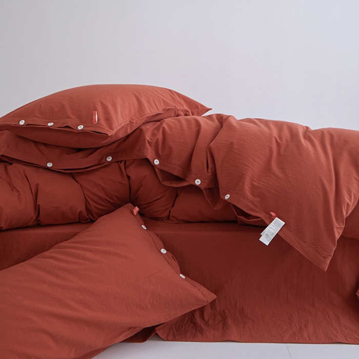 91家纺网 家纺一手货源 找家纺 安莱生活 2023年水洗棉全棉色经色纬高支高密纽扣款工艺四件套 砖红