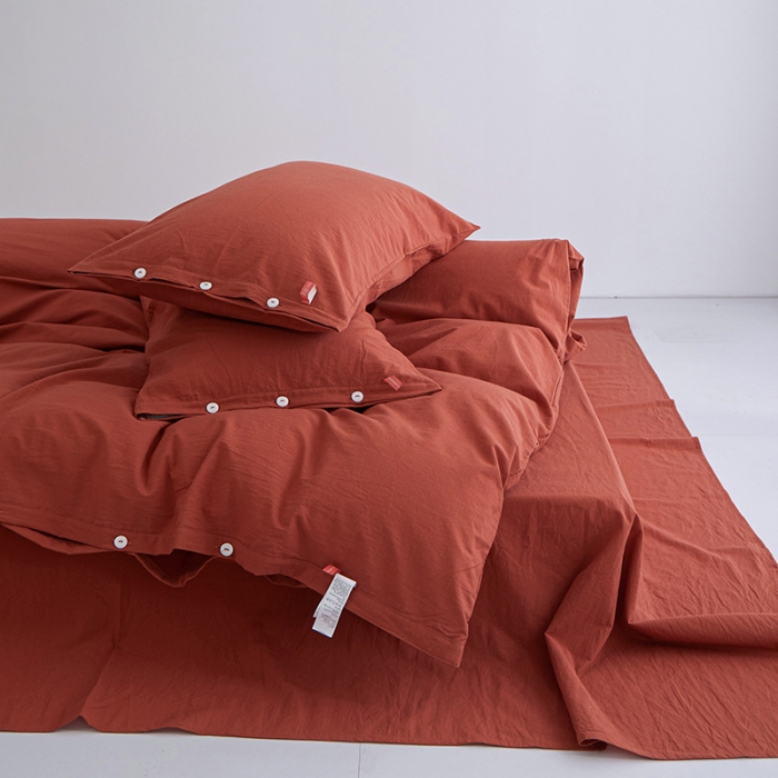 91家纺网 家纺一手货源 找家纺 安莱生活 2023年水洗棉全棉色经色纬高支高密纽扣款工艺四件套 砖红
