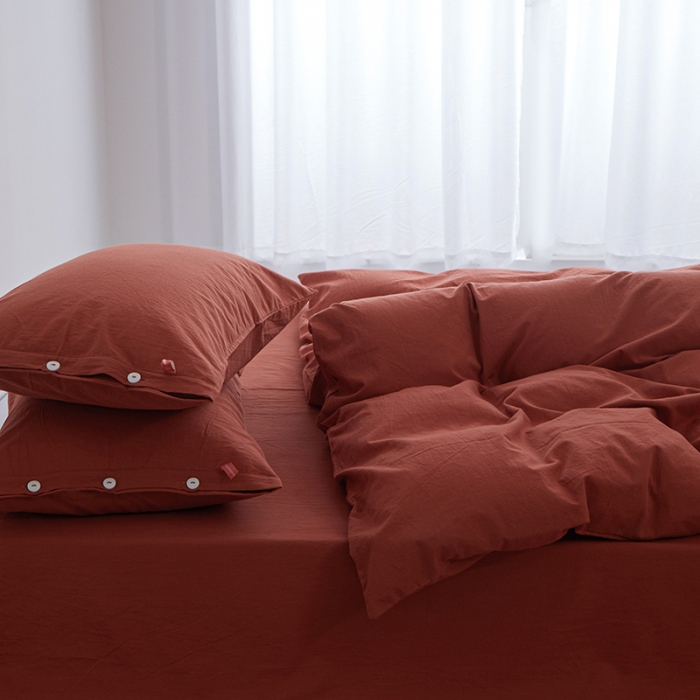 91家纺网 家纺一手货源 找家纺 安莱生活 2023年水洗棉全棉色经色纬高支高密纽扣款工艺四件套 砖红