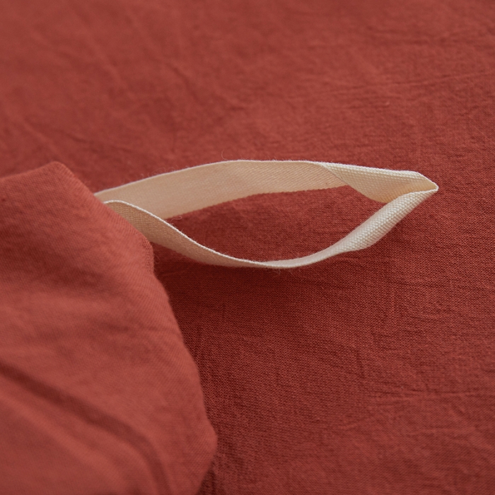 91家纺网 家纺一手货源 找家纺 安莱生活 2023年水洗棉全棉色经色纬高支高密纽扣款工艺四件套 砖红