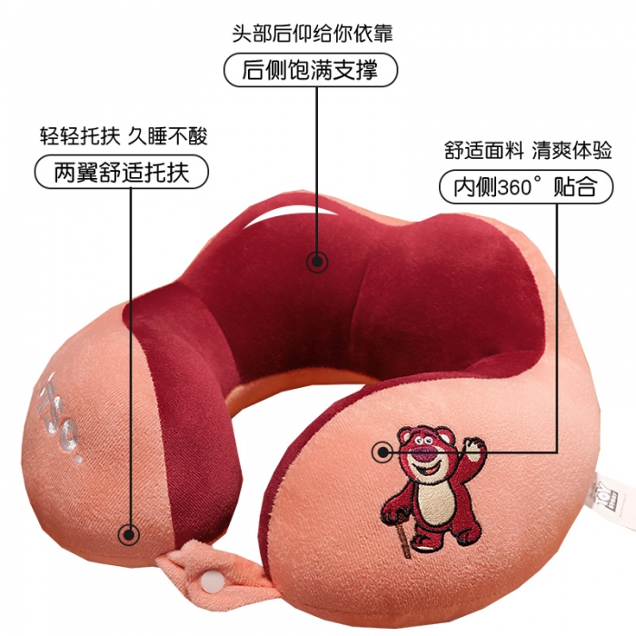 91家纺网 家纺一手货源 找家纺 仟亿莱 2023新款草莓熊驼峰U枕30X30cm 驼峰拐杖熊