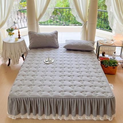 91家纺网 家纺一手货源 找家纺 尊康家纺（原磊科） 2024新款金铃花系列亲肤奶昔白夹棉花边款床笠 金铃花-绅士灰