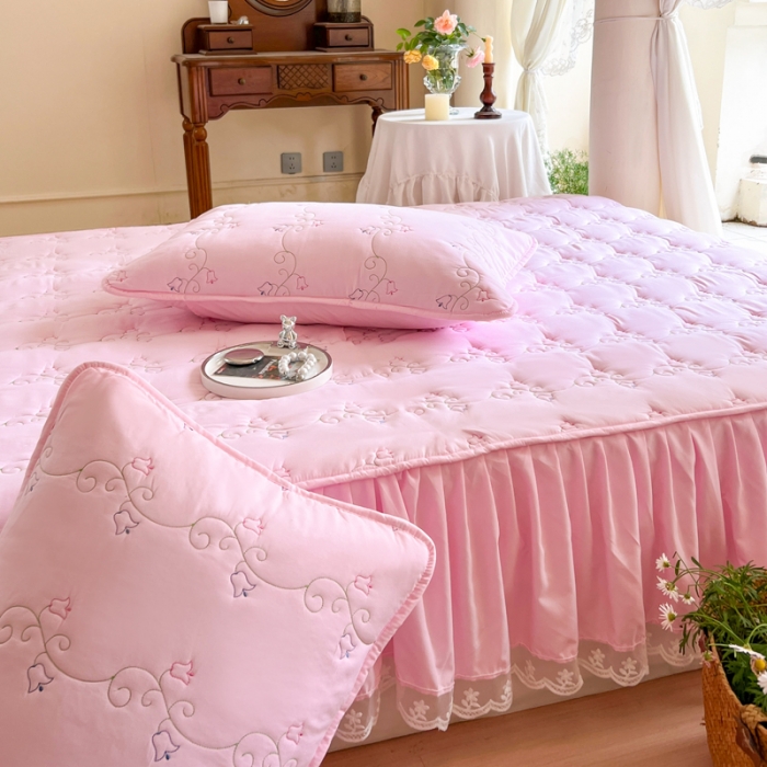 91家纺网 家纺一手货源 找家纺 尊康家纺（原磊科） 2024新款金铃花系列亲肤奶昔白夹棉花边款床笠 金铃花-豆沙粉