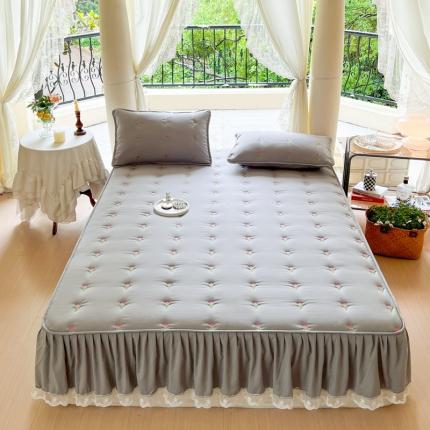 91家纺网 家纺一手货源 找家纺 尊康家纺（原磊科） 2024新款郁金香系列亲肤奶昔白夹棉花边款床笠 郁金香-绅士灰