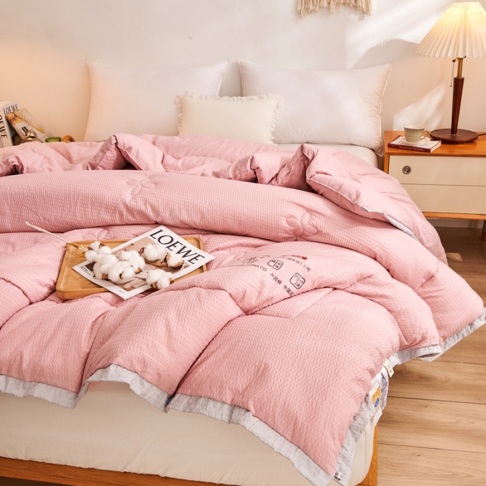 91家纺网 家纺一手货源 找家纺 啊雅家居 2025新款华夫格泡泡纱大豆被 泡泡纱-公主粉