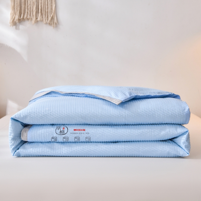 91家纺网 家纺一手货源 找家纺 啊雅家居 2025新款华夫格泡泡纱大豆被 泡泡纱-酷天蓝