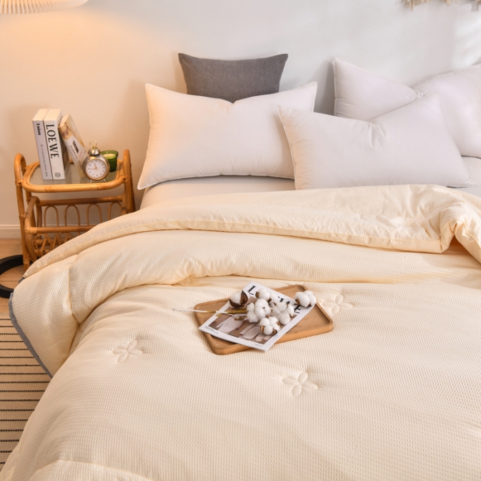 91家纺网 家纺一手货源 找家纺 啊雅家居 2025新款华夫格泡泡纱大豆被 泡泡纱-暖心黄