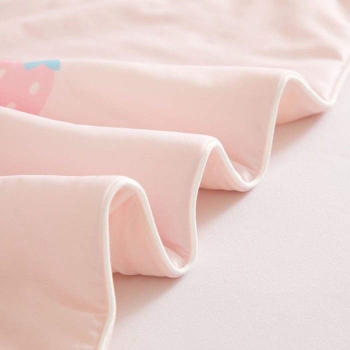 91家纺网 家纺一手货源 找家纺 蘭菲家纺 2023新款三丽欧凉感系列夏被 草莓派